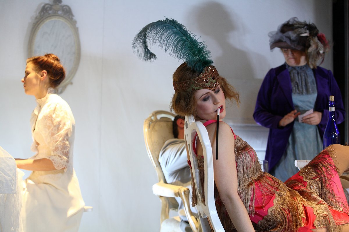 Skats no izrādes "Jaunā ārsta piezīmes" // Foto - Agnese Zeltiņa